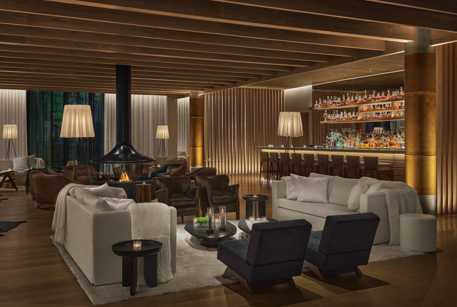 雷克雅維克 EDITION Lobby Bar 壁爐與木質空間