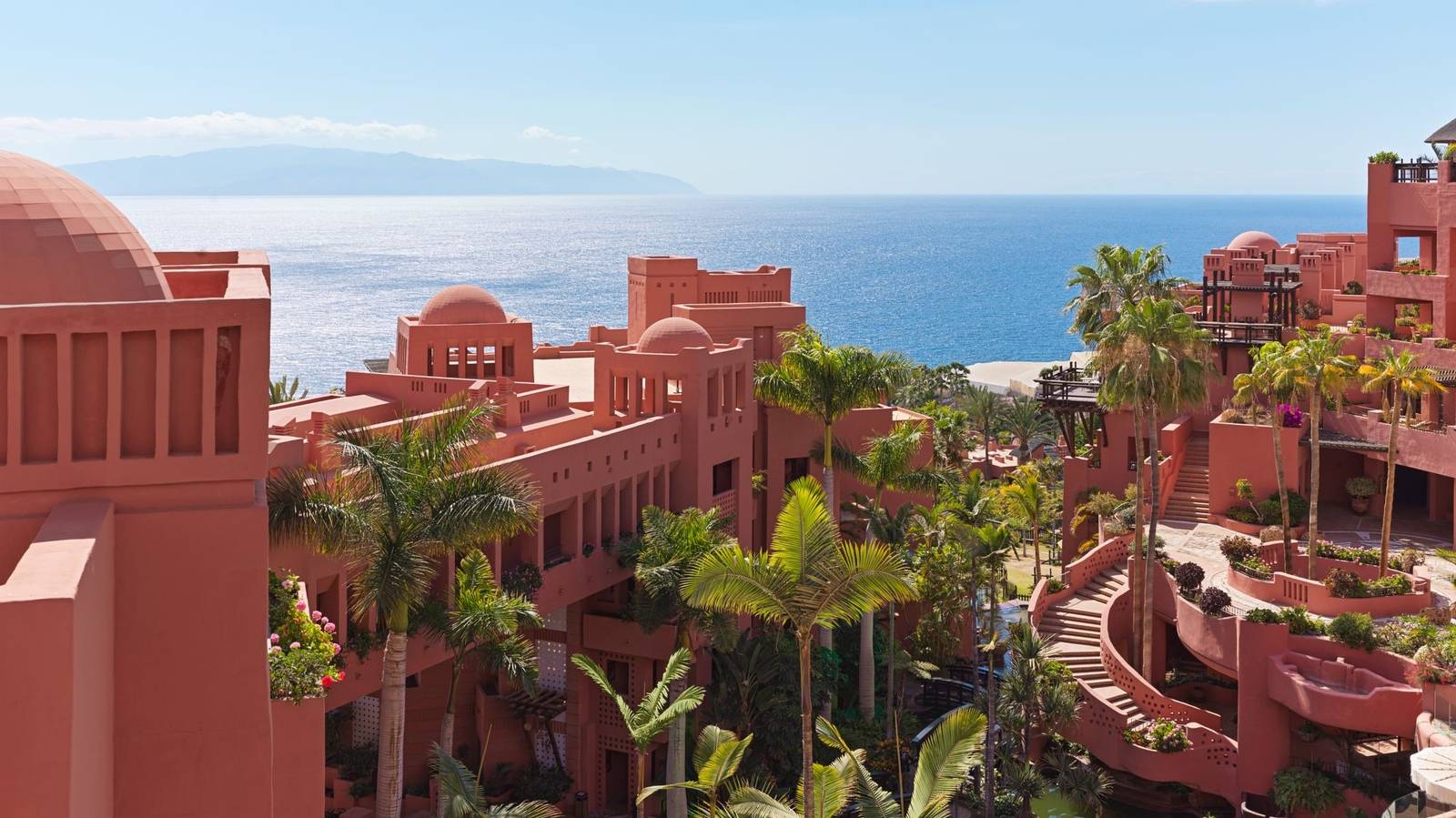 特內里費 Ritz-Carlton Abama 粉紅色摩爾風建築與棕櫚樹，遠眺大西洋