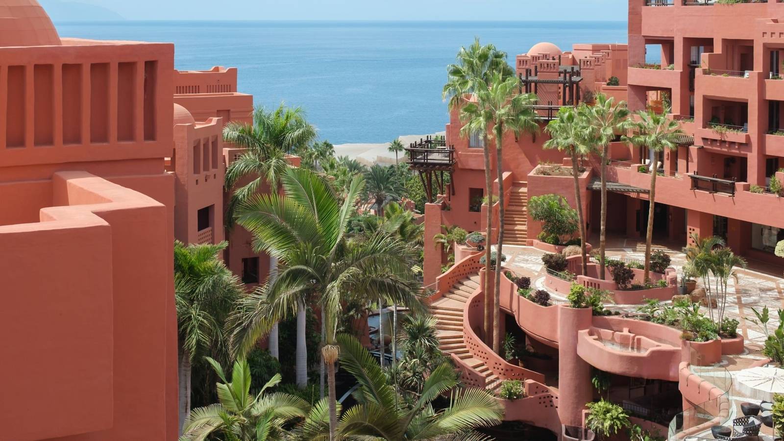 Ritz-Carlton Abama 的赤陶粉紅色建築群