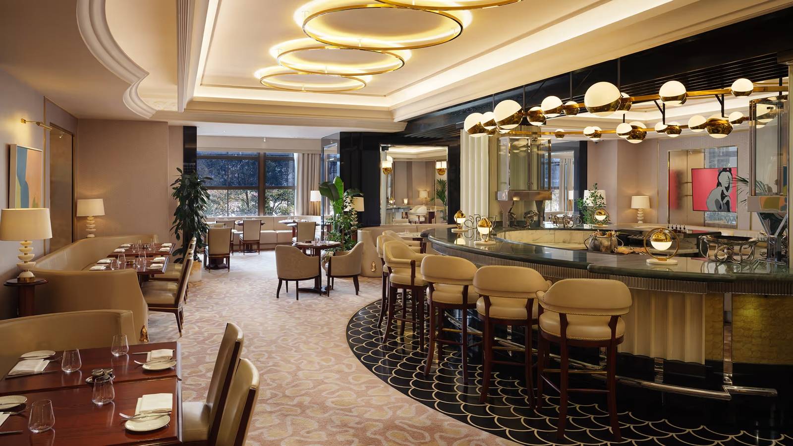 倫敦薩伏伊酒店 River Restaurant 吧台與餐區