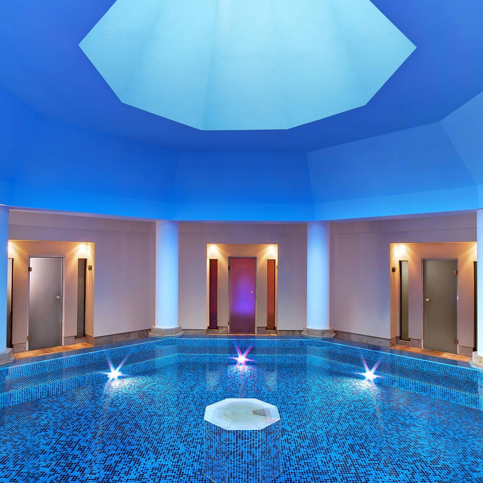 Spa 圓頂下的室內水療池