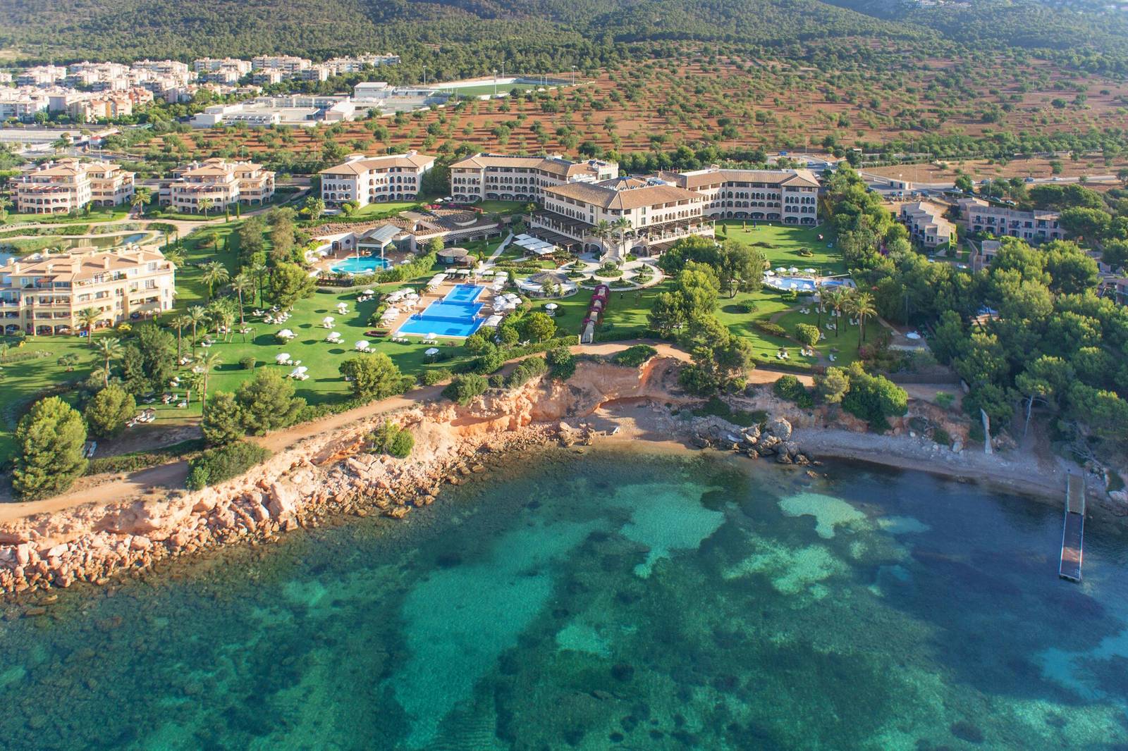 空拍馬約卡島瑞吉度假酒店與 Costa d'en Blanes 海岸