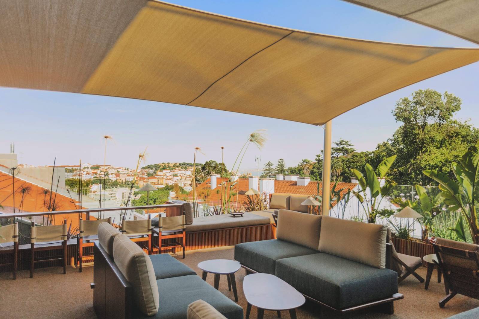 The Vintage Lisbon V Rooftop Bar 遮陽棚下的沙發座