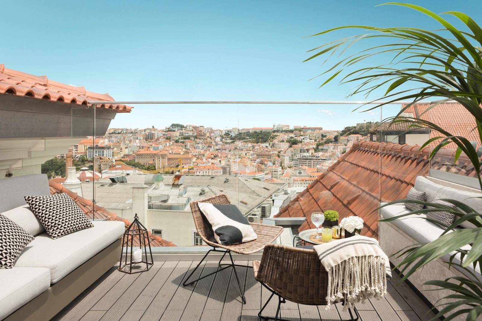 里斯本 The Vintage Lisbon 屋頂露台與城市紅瓦屋頂景觀