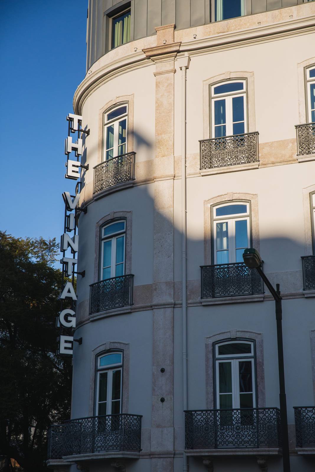 The Vintage Lisbon 位於 Rodrigo da Fonseca 街角的酒店外觀