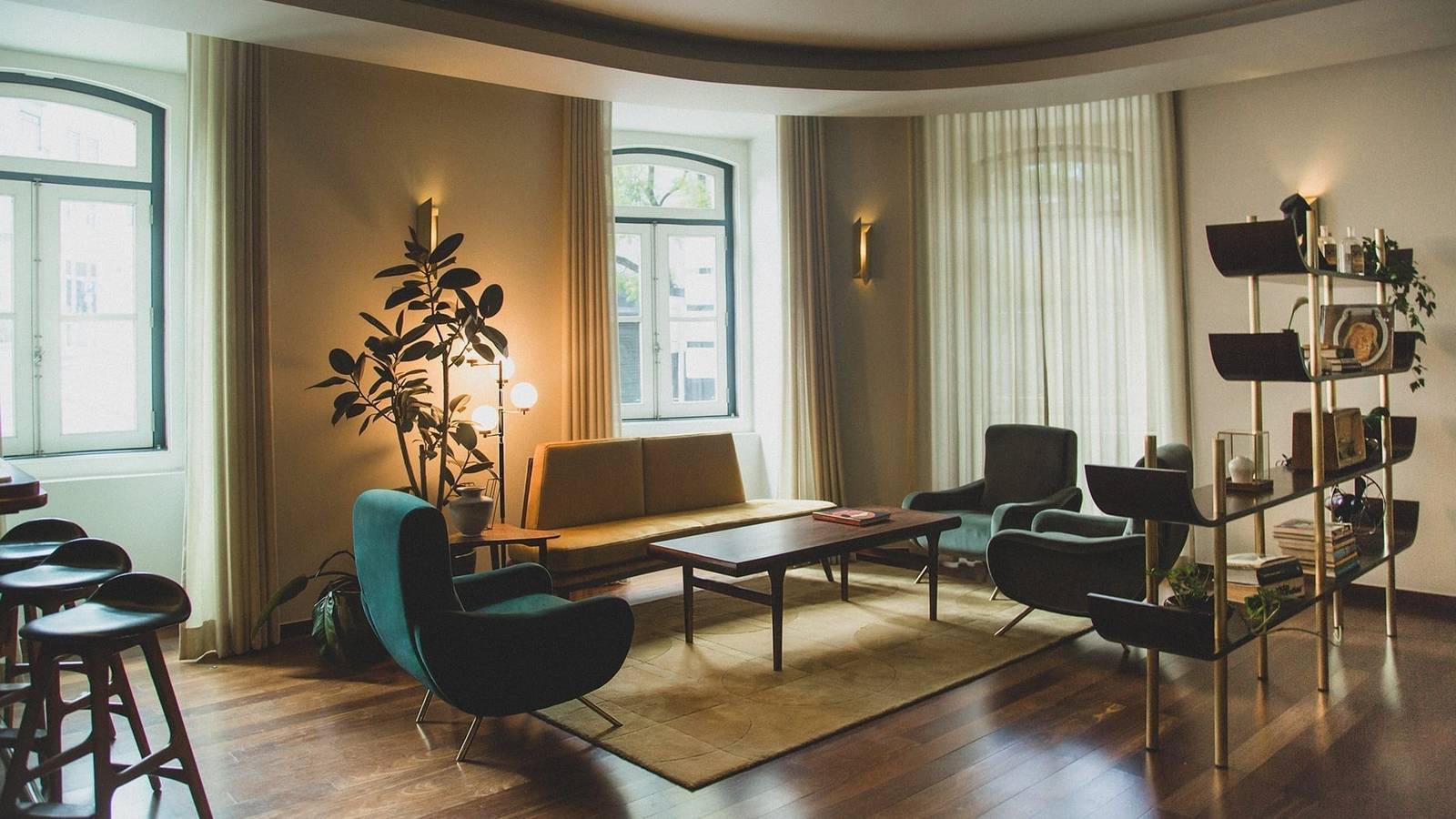 The Vintage Lisbon The Hangout 酒廊的中世紀風格座椅