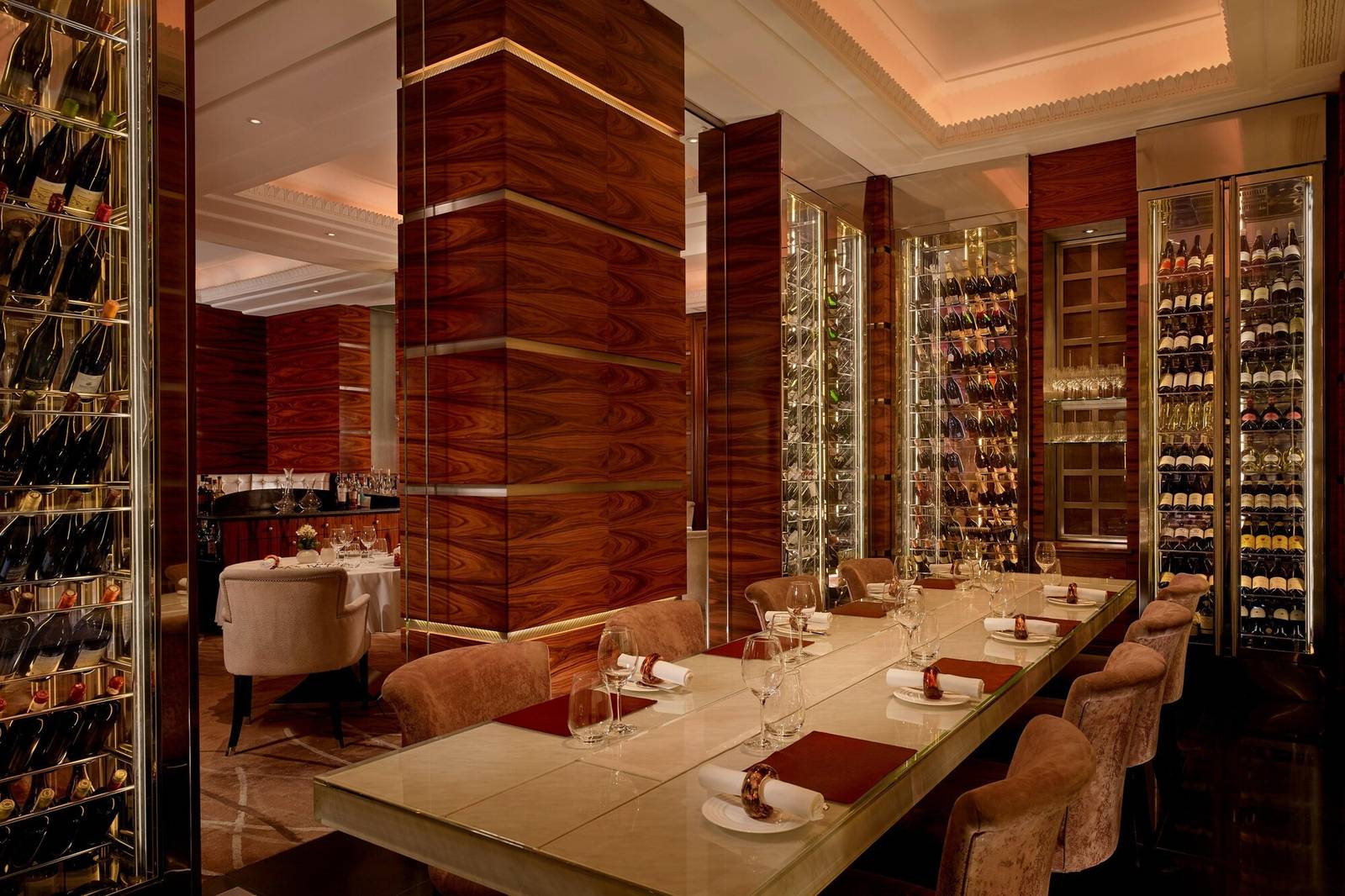 倫敦 The Westbury Mayfair AW 餐廳酒櫃旁長桌