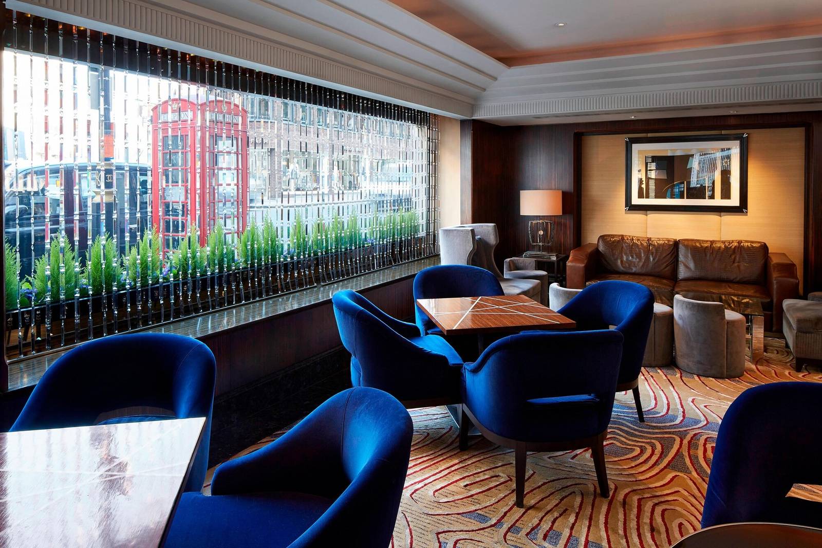 倫敦 The Westbury Mayfair Polo Bar 窗邊座位區