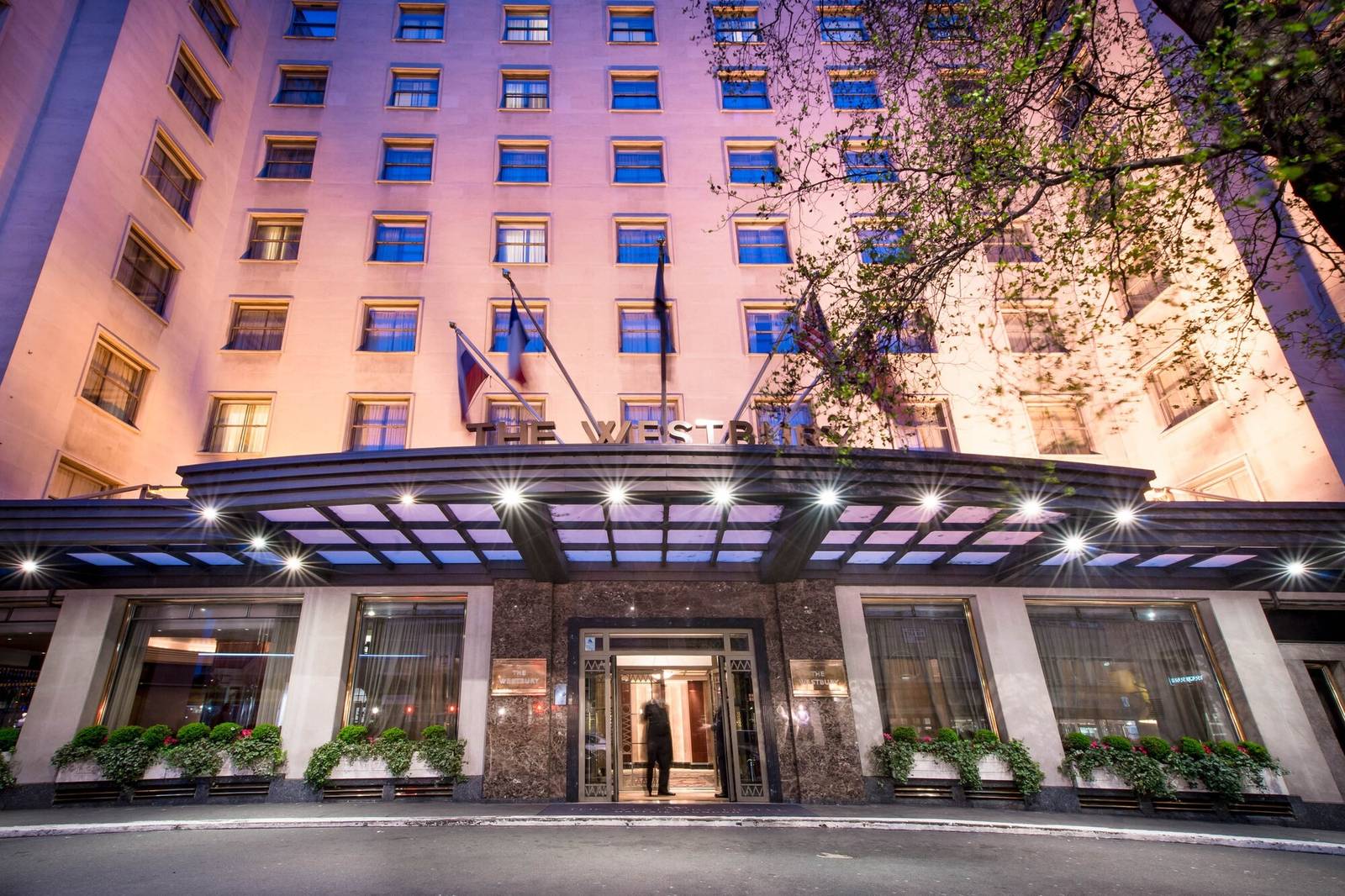 倫敦 The Westbury Mayfair 酒店正門與白色石材立面夜景