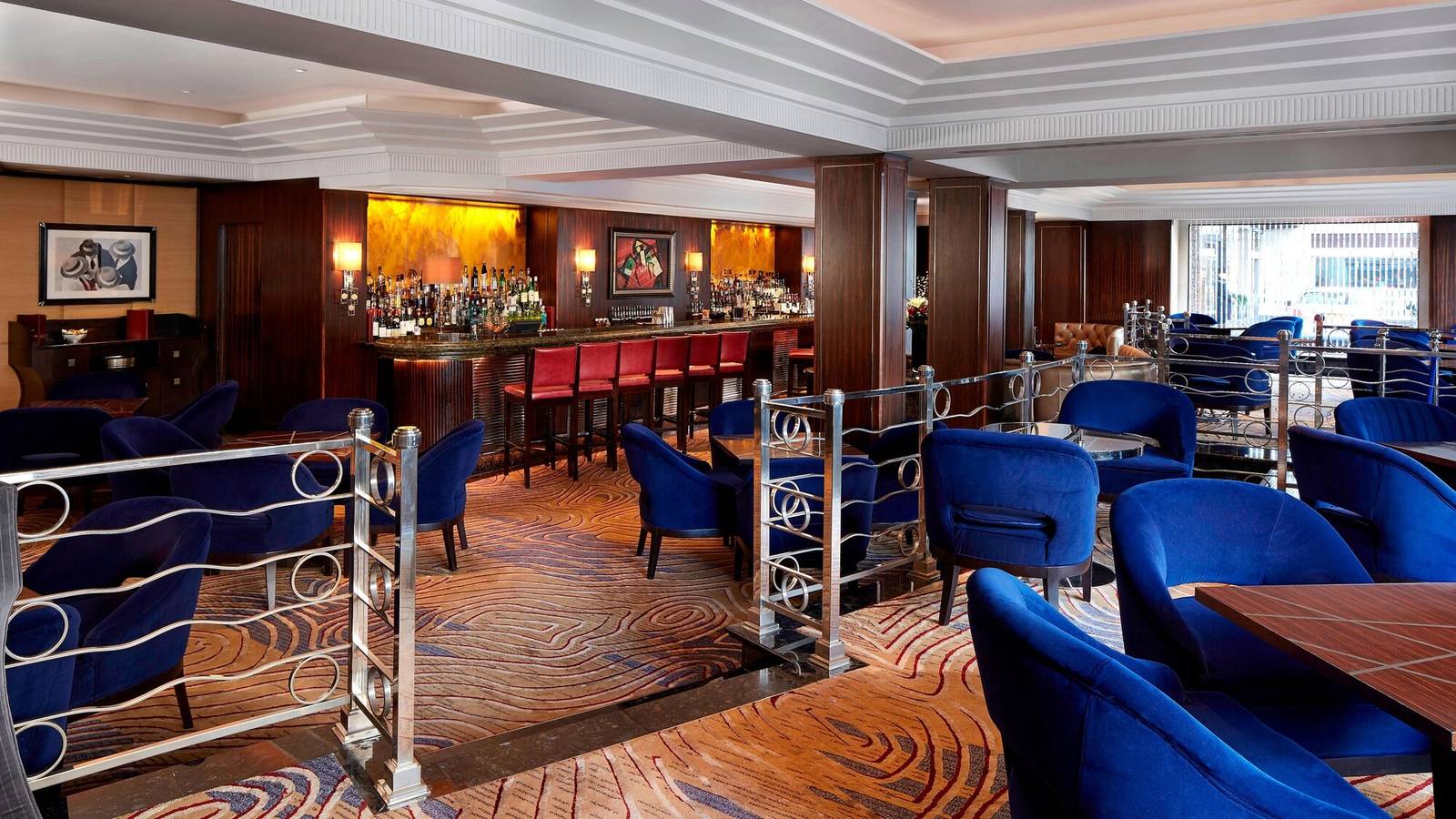 倫敦 The Westbury Mayfair Polo Bar 吧檯與藍色絲絨座椅
