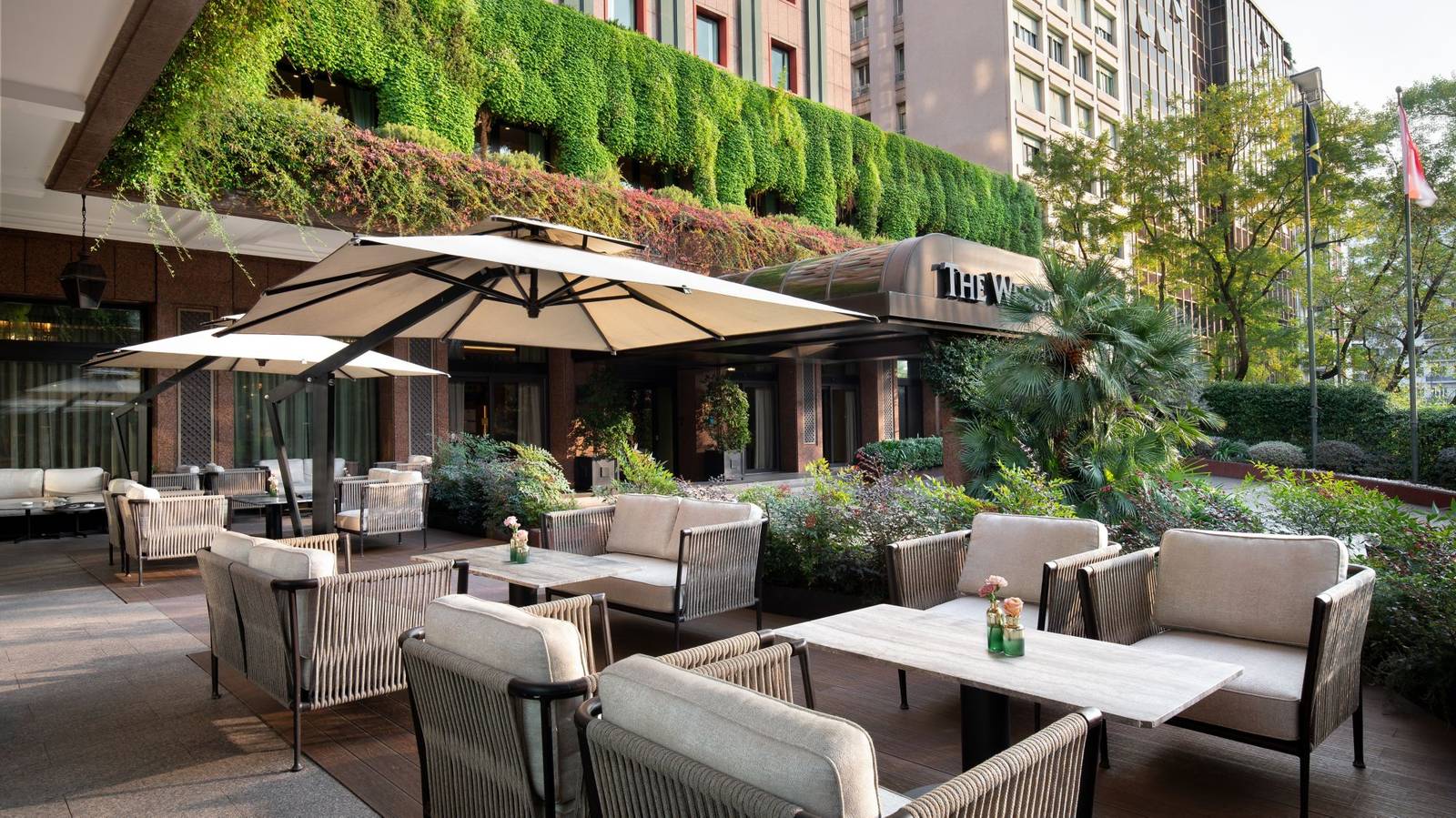 米蘭 Westin Palace 入口露天座位區