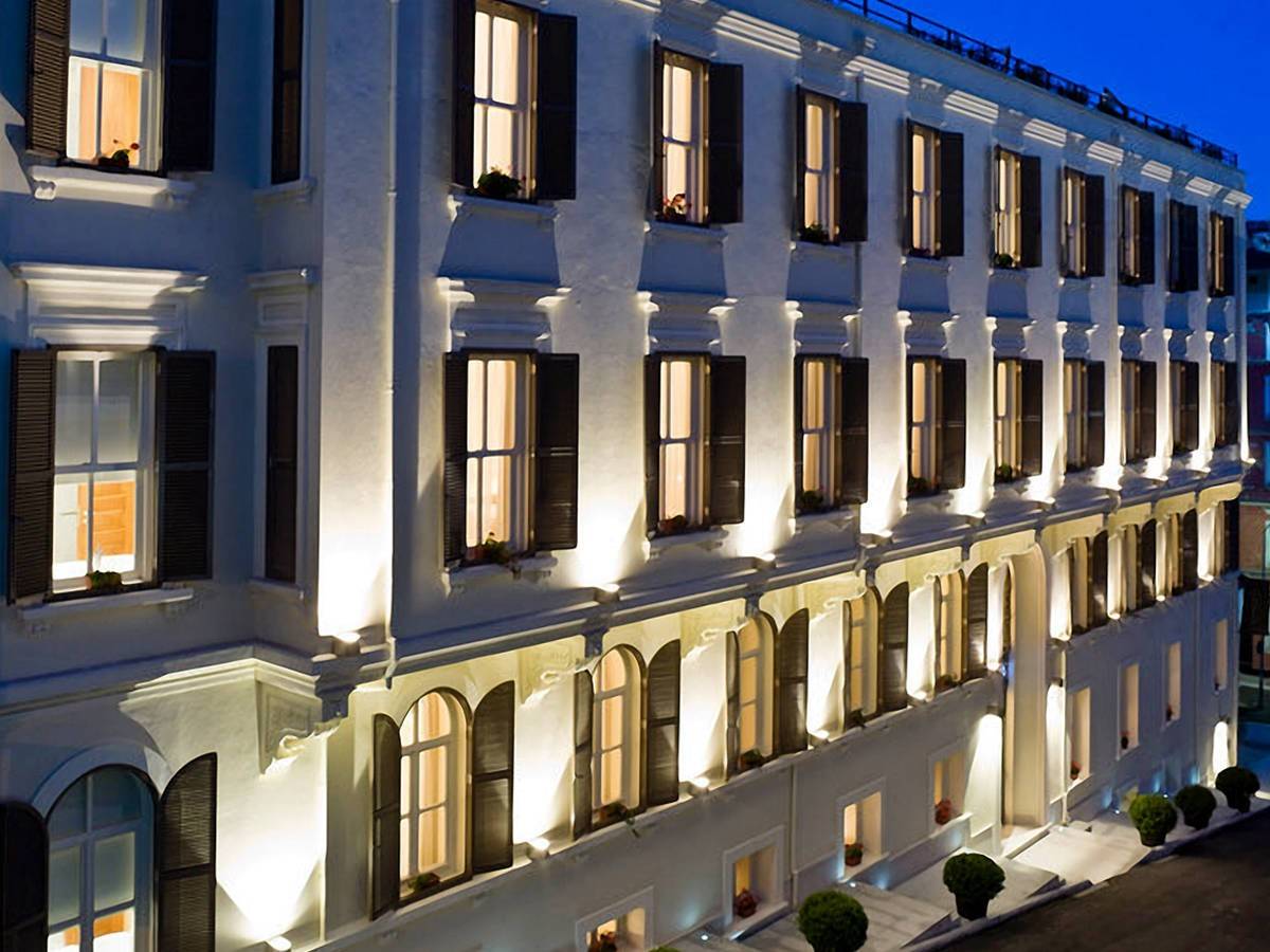 Tomtom Suites 夜間建築外觀
