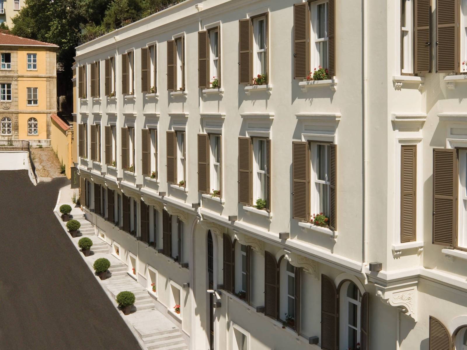 Tomtom Suites 建於 1901 年的建築立面與坡道街景