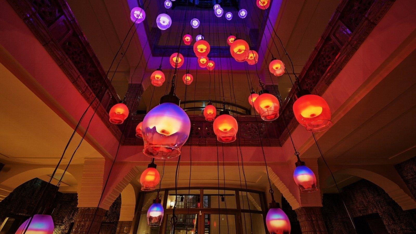 Hotel TwentySeven 大廳的彩色燈籠吊燈