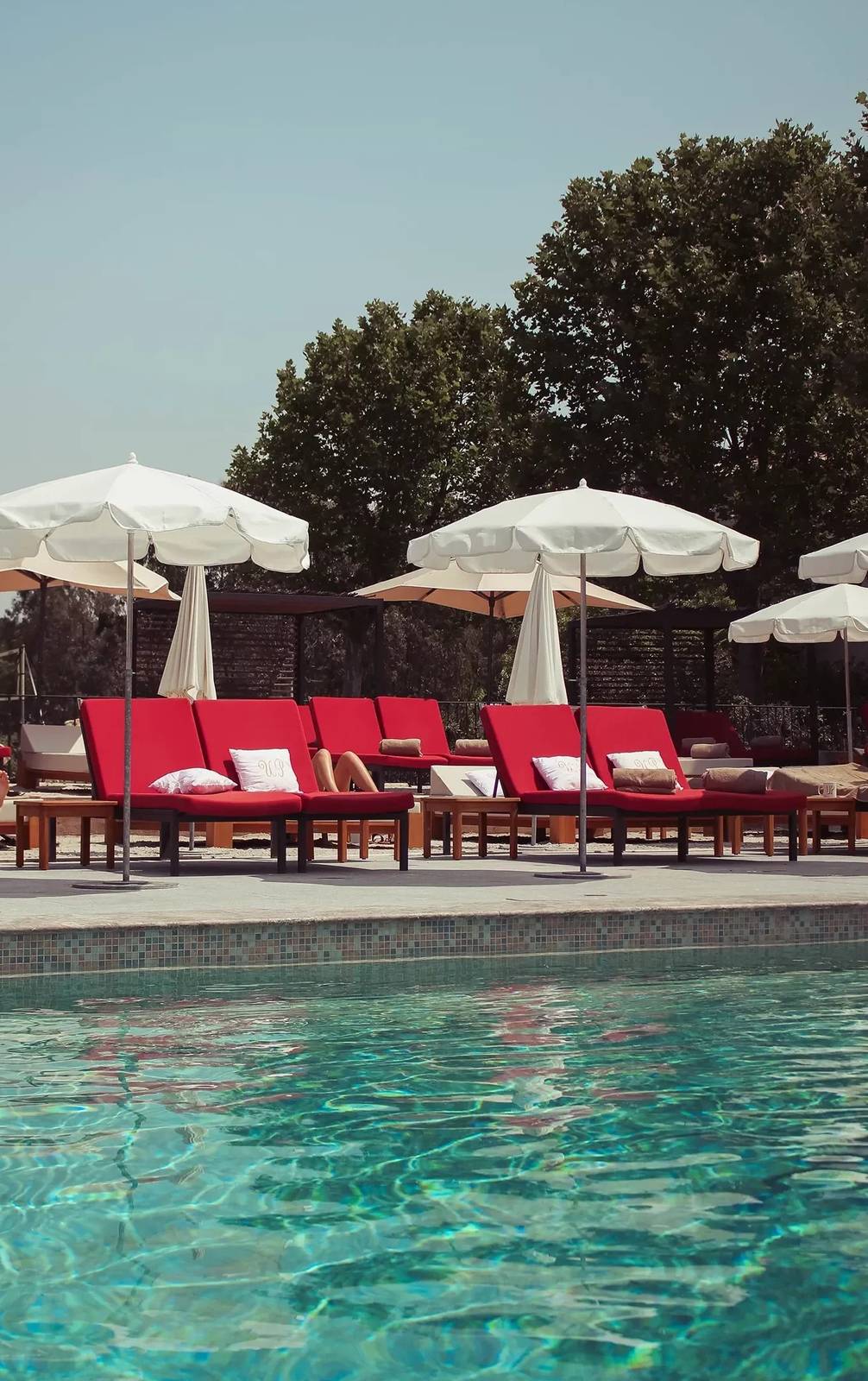 UP - Ultimate Provence Hôtel 戶外溫水泳池與躺椅