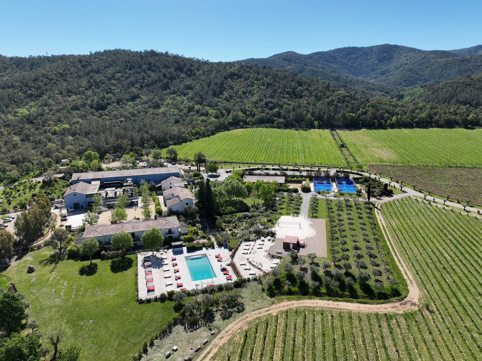 UP - Ultimate Provence Hôtel 被葡萄園與摩爾山丘環繞的酒莊全景