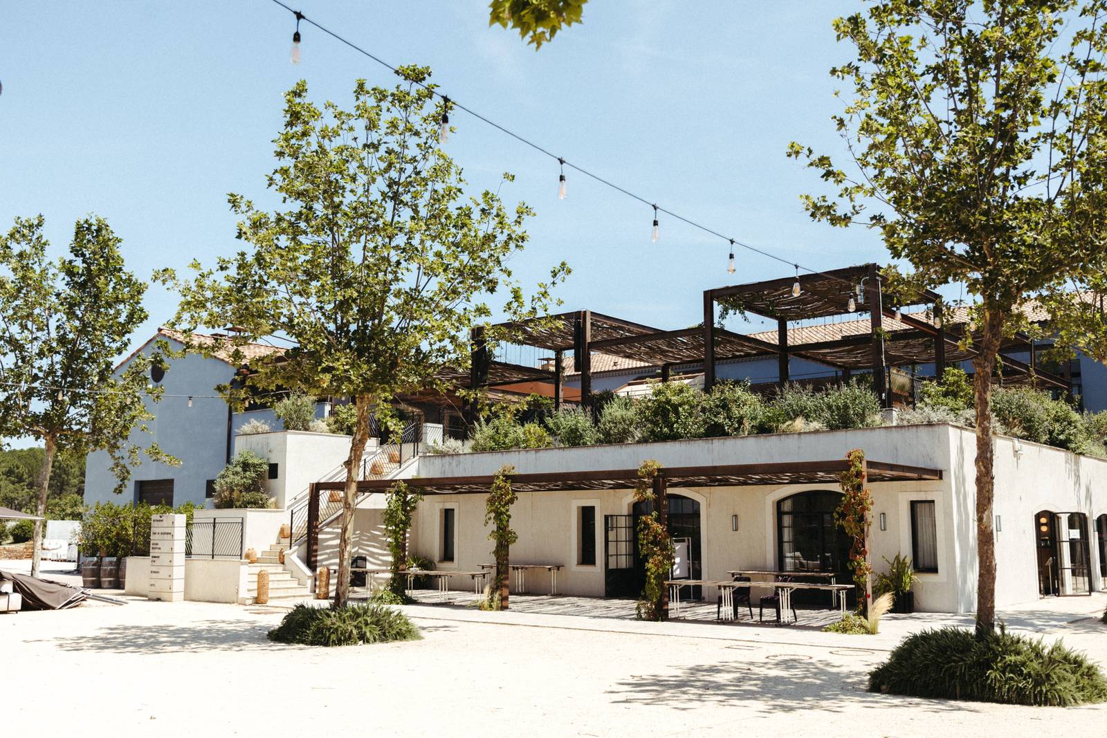 UP - Ultimate Provence Hôtel 白色建築與中庭露台