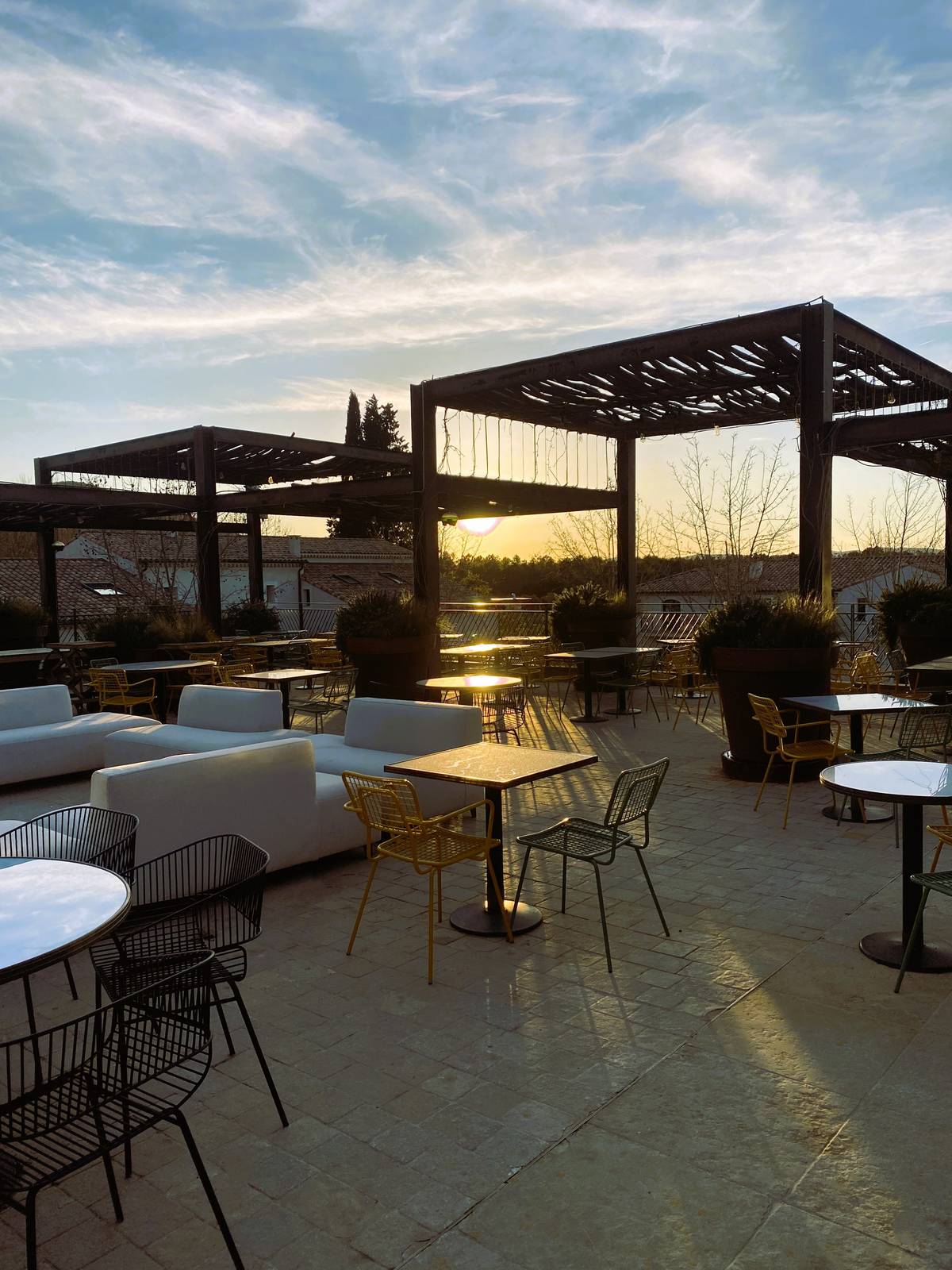 UP - Ultimate Provence Hôtel 黃昏時的屋頂露台