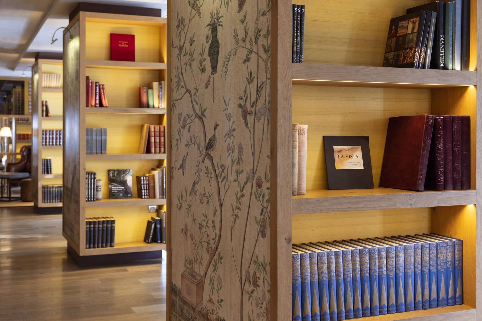 URSO Hotel & Spa 大廳圖書室書架