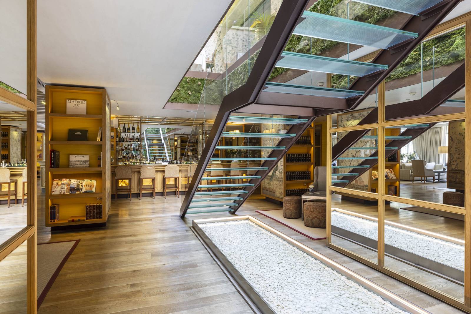 URSO Hotel & Spa 大廳玻璃階梯與中庭