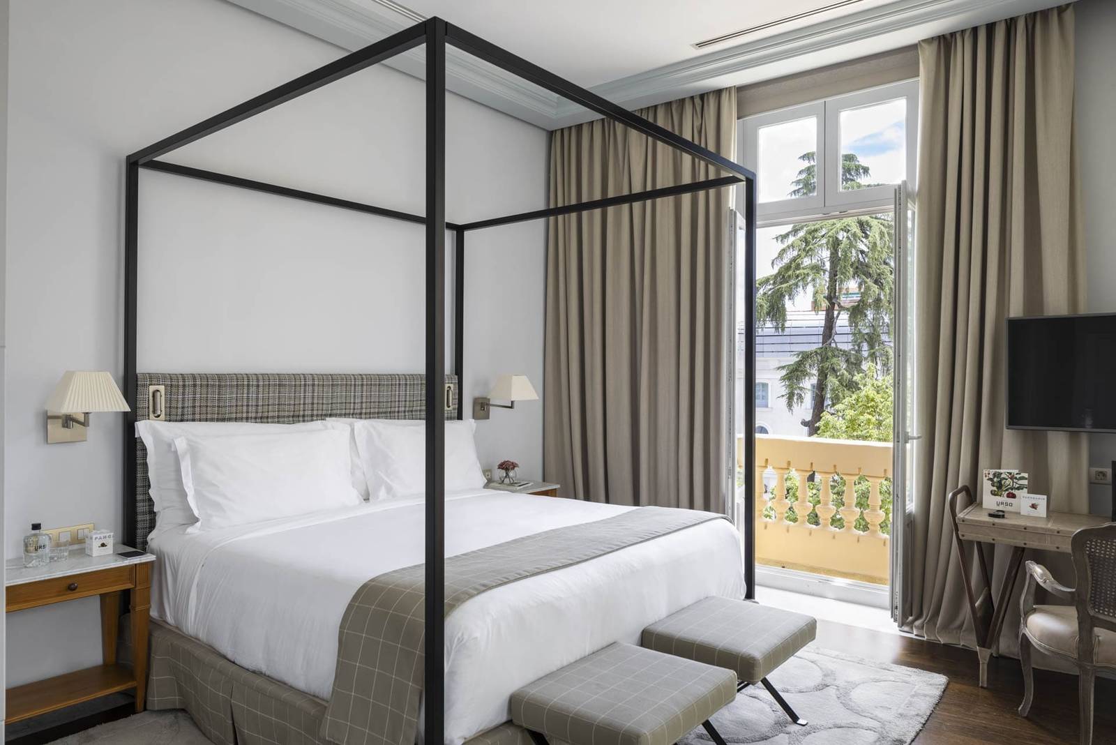 URSO Hotel & Spa Junior Suite 宮殿景套房四柱床與陽台