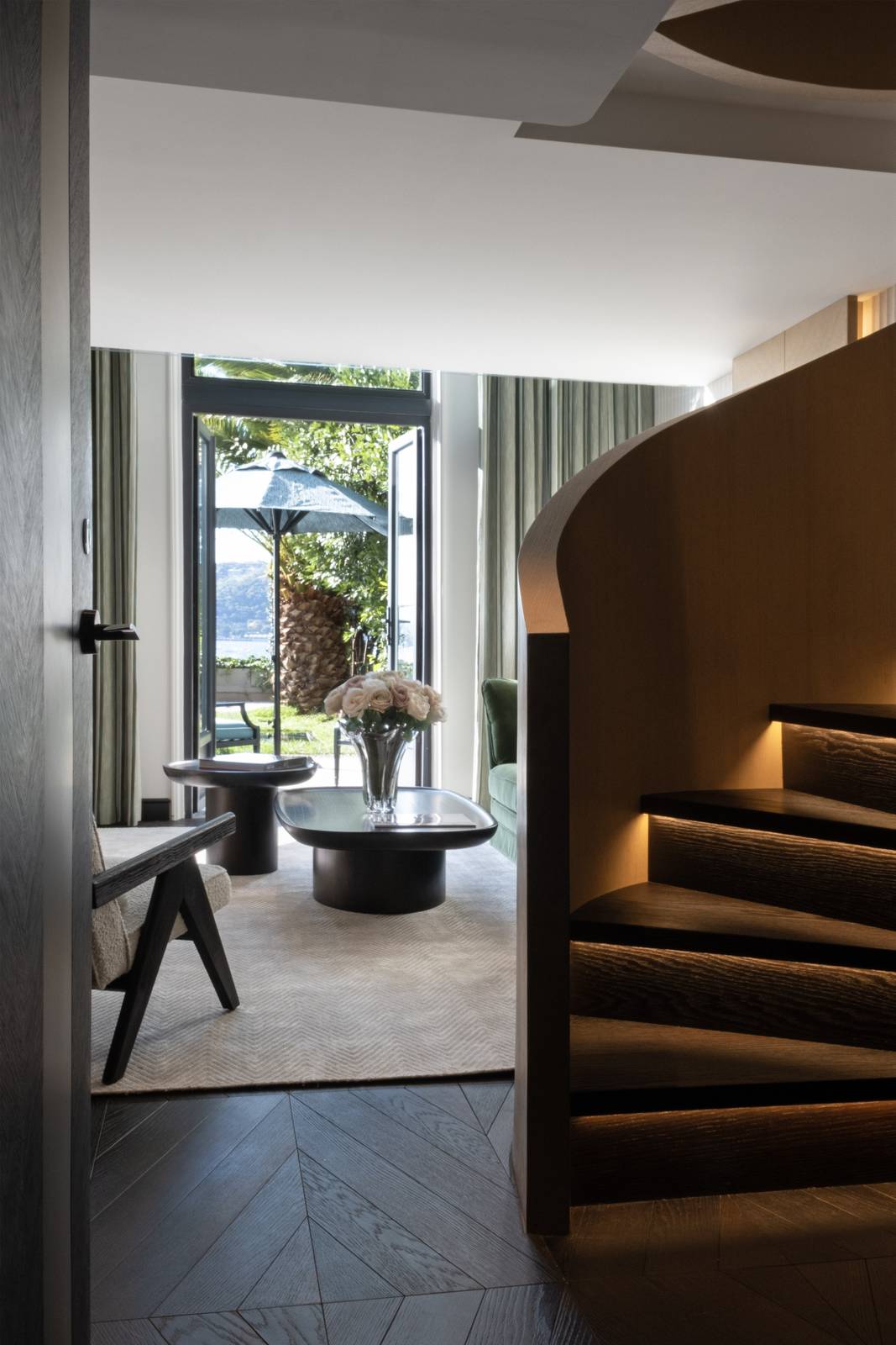Maisonette Bosphorus 旋轉樓梯與樓下起居室