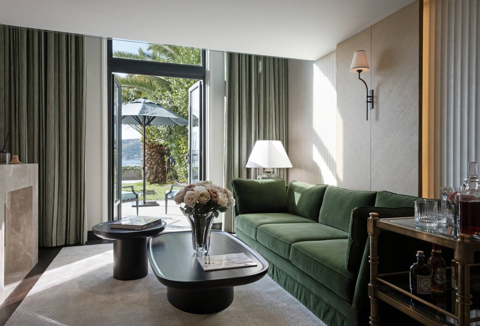 Maisonette Bosphorus 起居室與通往花園露台的落地門