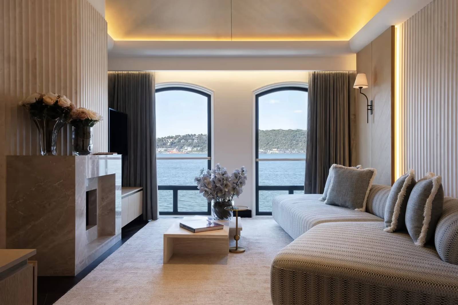 Suite Bosphorus 附壁爐的起居室與海峽景觀