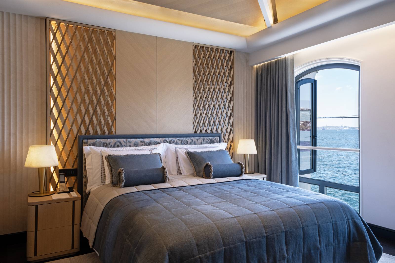 Room Bosphorus 客房大床與拱窗海景