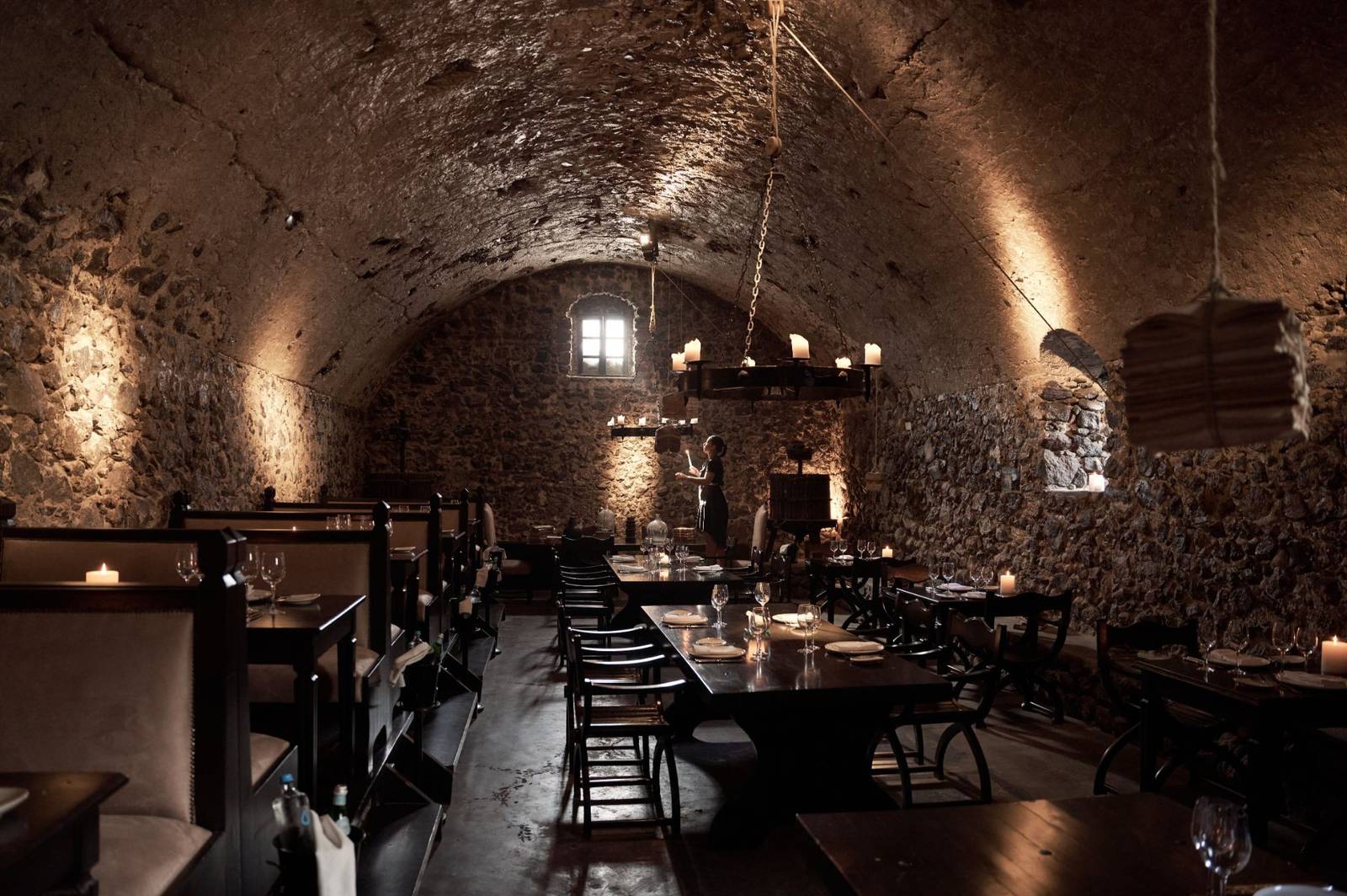 Alati 餐廳石砌拱頂酒窖用餐區