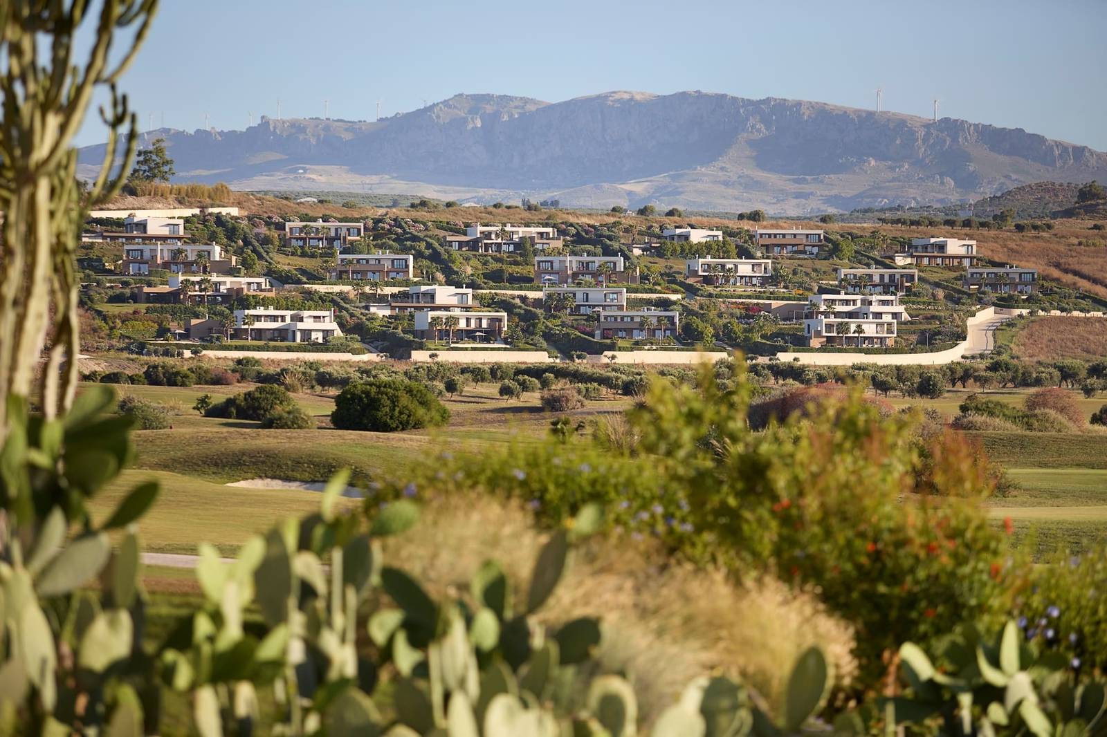 Verdura Resort 坐落在西西里海岸丘陵間的度假村全景