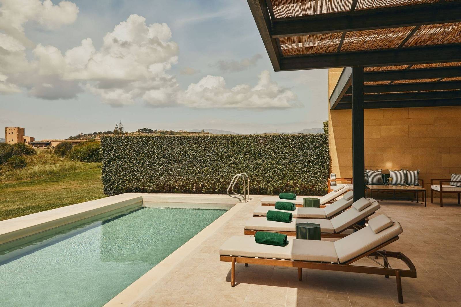 Verdura Resort Peonia Suite with Pool 的私人泳池露台