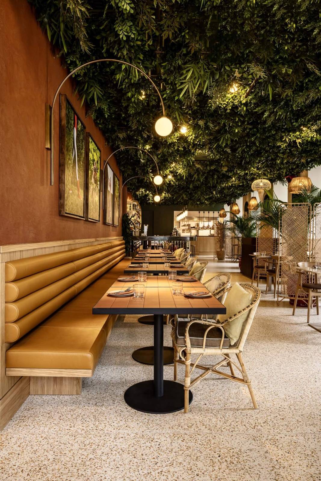 Verno House FLAVA 餐廳綠植天花板下的座位
