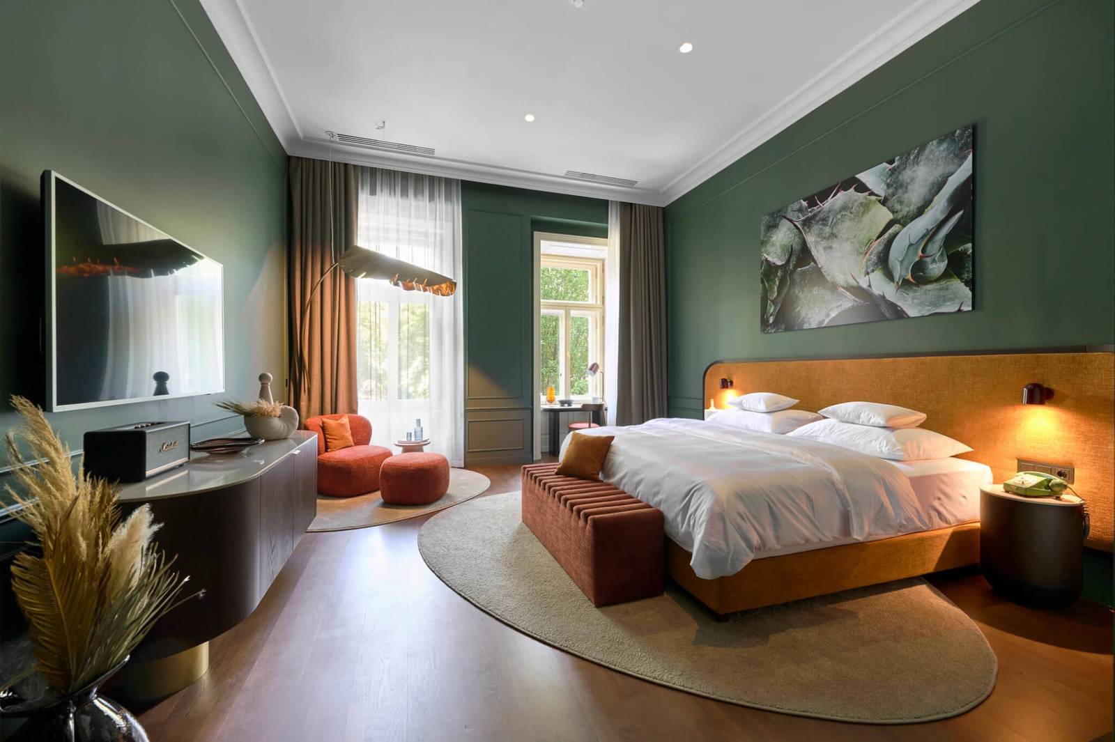 Verno House Deluxe 客房墨綠色牆面與大床