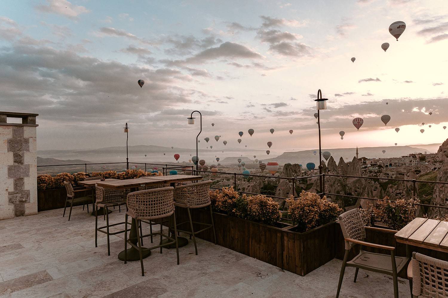 Via Regia Cappadocia 露台座位與清晨熱氣球