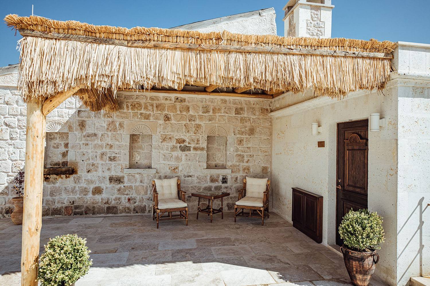 Via Regia Cappadocia 竹編棚架下的石砌露台