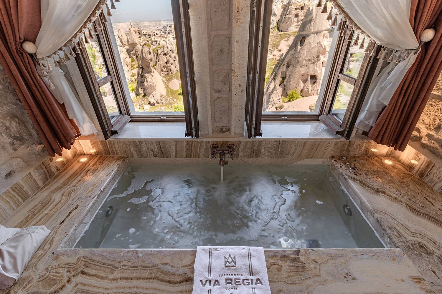 Via Regia Cappadocia 套房內大理石按摩池