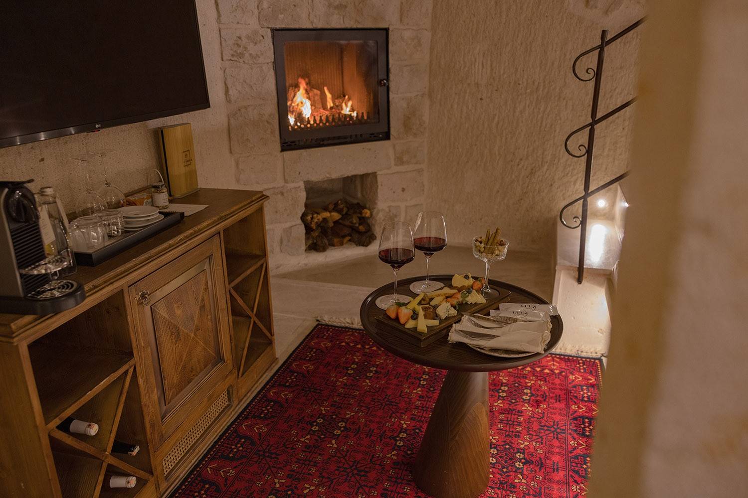 Via Regia Cappadocia 客房壁爐與酒櫃