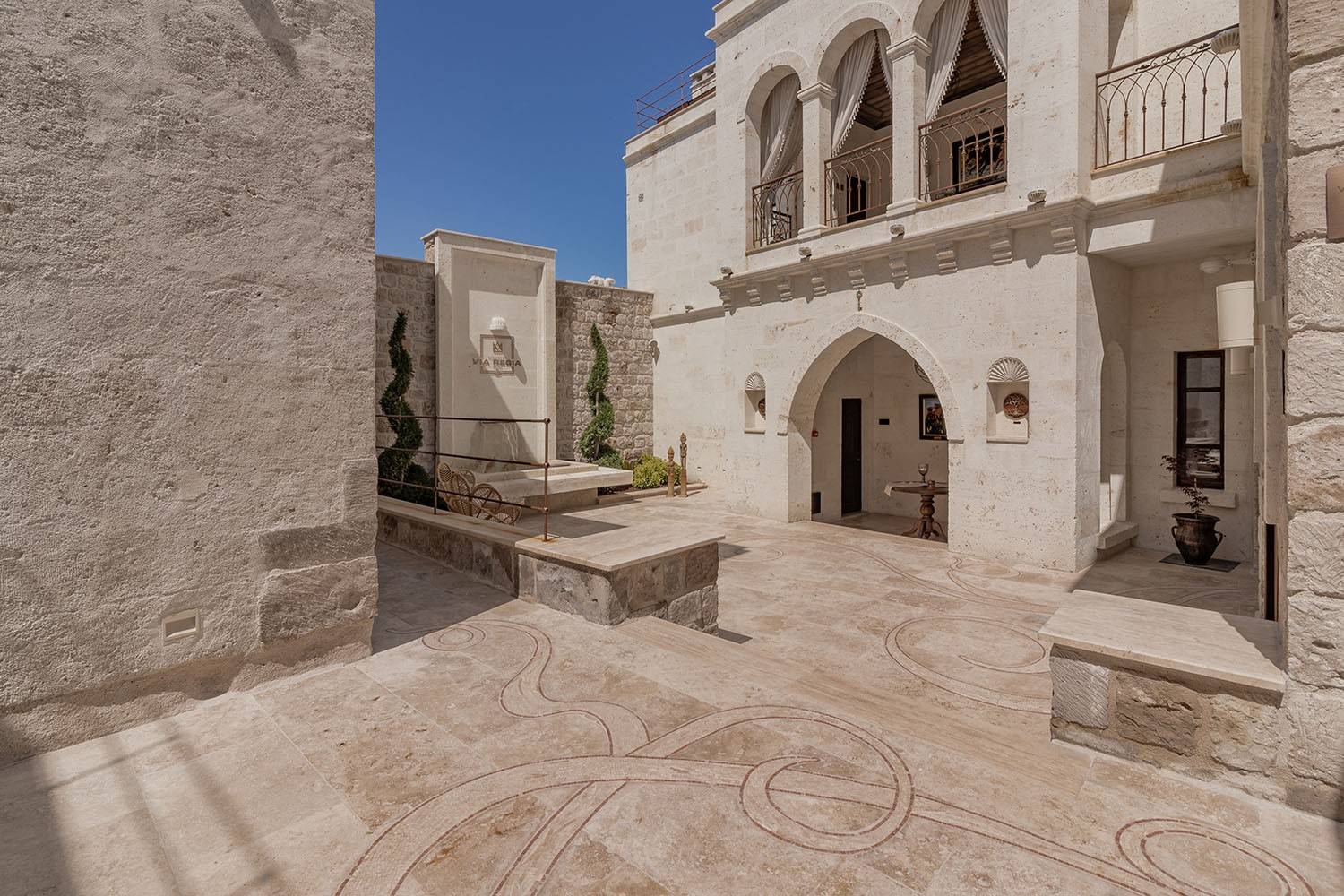 Via Regia Cappadocia 石造中庭