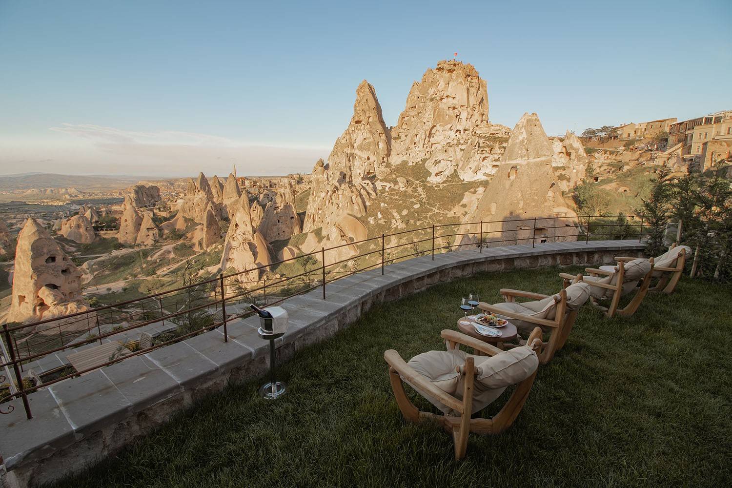 從 Via Regia Cappadocia 花園望向烏奇薩爾城堡