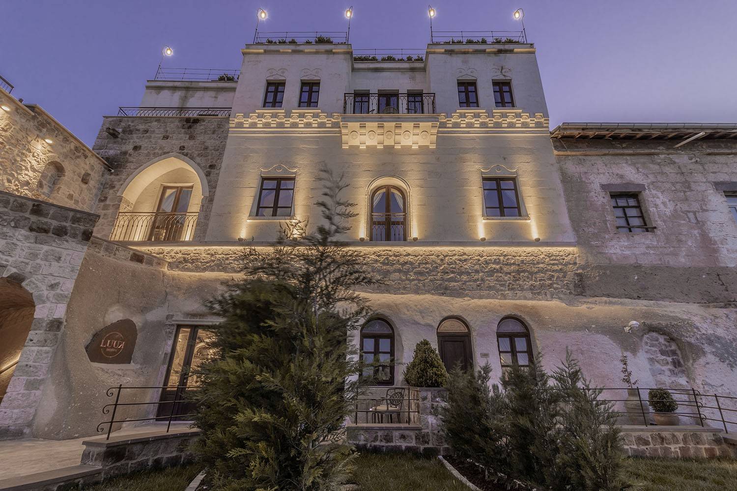 Via Regia Cappadocia 石造建築立面與草坪夜景