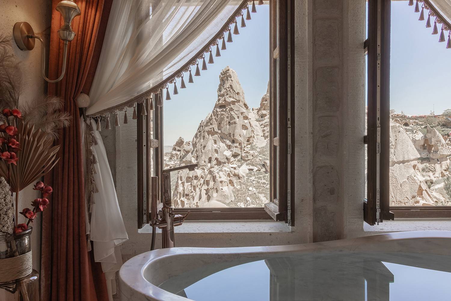 Via Regia Cappadocia 窗邊大理石浴缸與仙人煙囪景觀