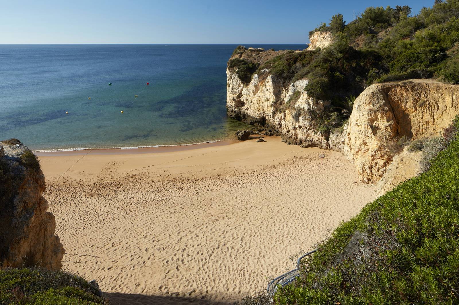 Vila Vita Parc 下方的 Praia dos Tremoços 沙灘
