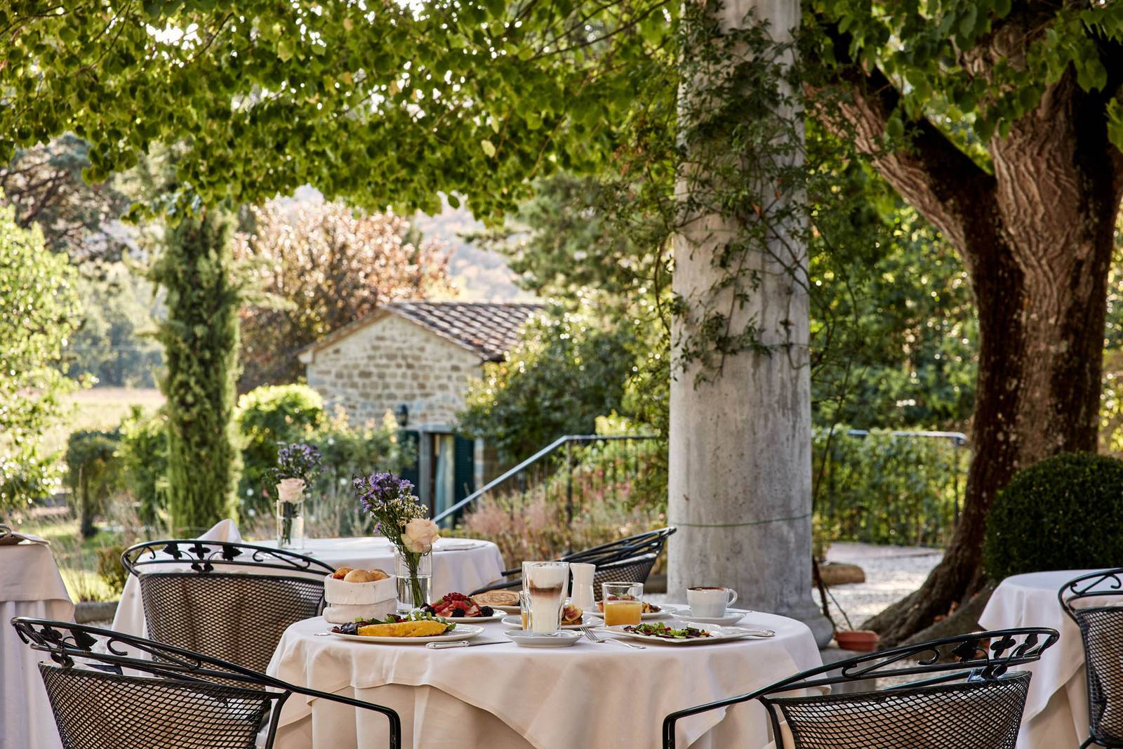 Villa di Piazzano 樹蔭下的露天用餐區