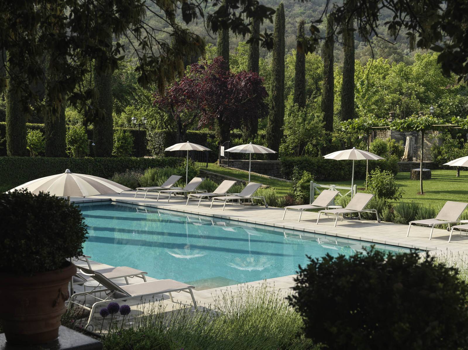 Villa di Piazzano 戶外泳池與躺椅
