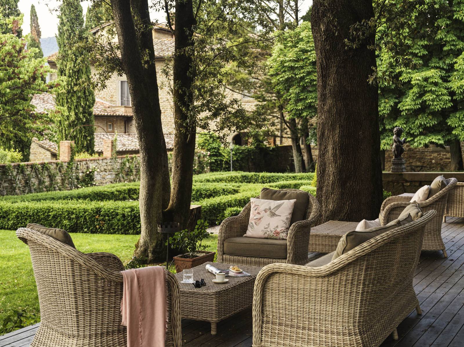 Villa di Piazzano Ai Lecci 酒吧的花園座位