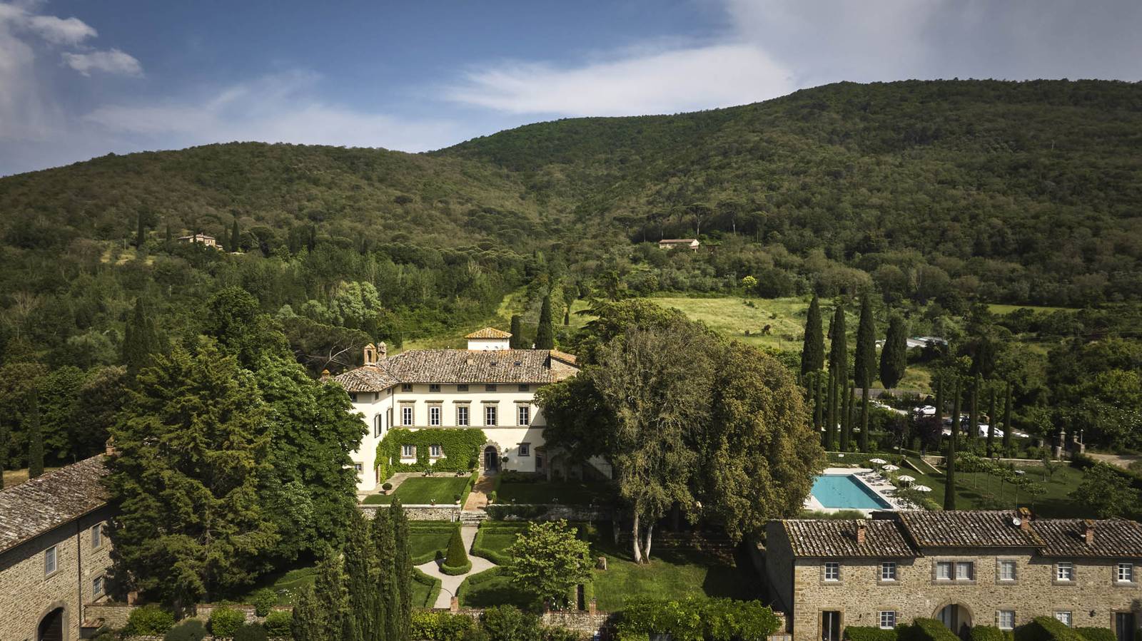Villa di Piazzano 主館、花園與泳池坐落在山谷綠意中