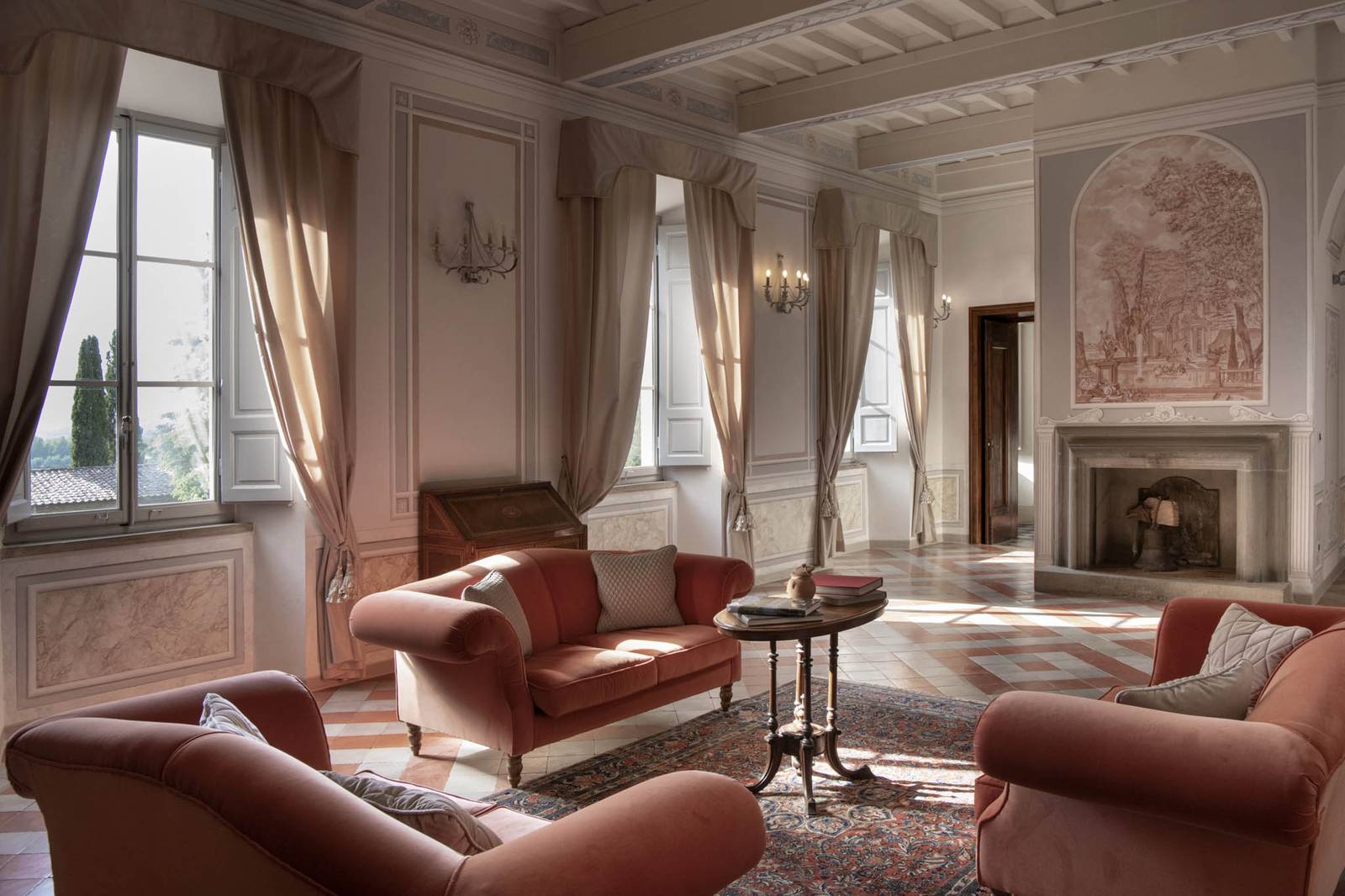 Villa di Piazzano 主館壁爐客廳與壁畫