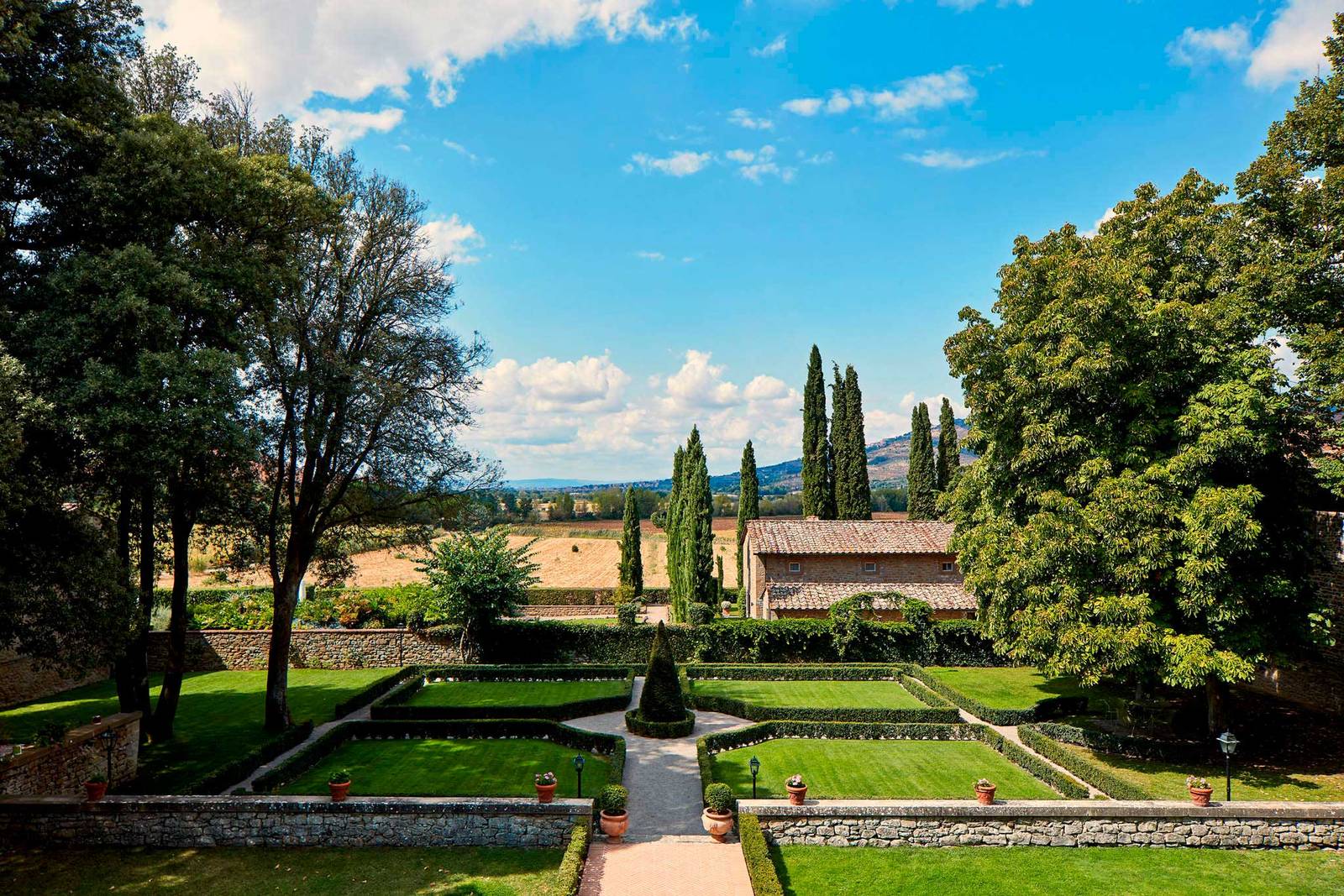 Villa di Piazzano 幾何花園與遠方山景