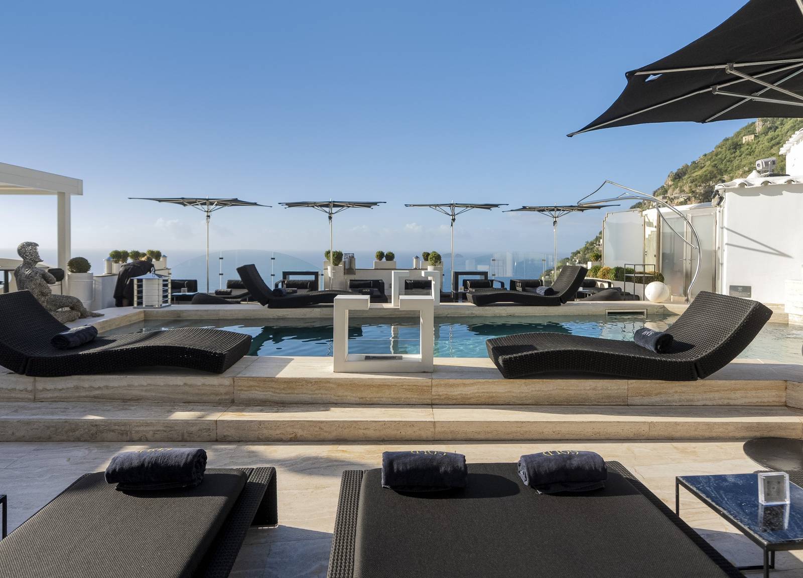 Villa Franca GOLD Sky 泳池旁躺椅與海景